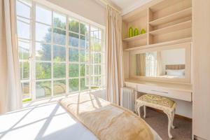Un dormitorio con una cama y una ventana grande. en The Manor at Chaplin Manor, en Johannesburgo 114 fotos más