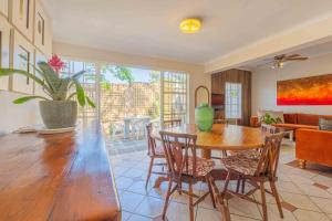 Una sala de estar con una mesa y sillas de madera. en The Manor at Chaplin Manor, en Johannesburgo