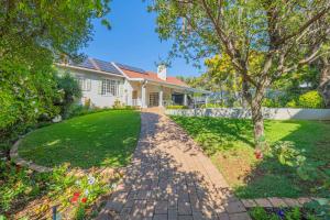 una casa con una entrada de ladrillos frente a un patio en The Manor at Chaplin Manor, en Johannesburgo