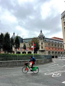 Rowery dostępne w obiekcie Piso en el centro de Bilbao, frente a la Alhóndiga lub w pobliżu