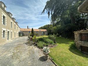 Κήπος έξω από το Demeure du NID de la Création