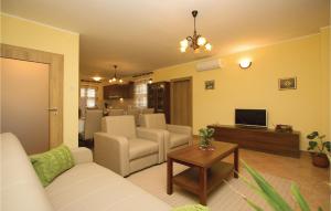 TV a/nebo společenská místnost v ubytování Pet Friendly Home In Bonasini