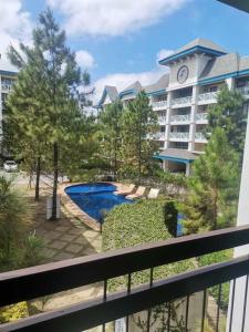 une vue depuis un balcon d'un hôtel avec piscine dans l'établissement The Common Room at Pine Suites Tagaytay, à Tagaytay
