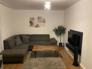a living room with a couch and a coffee table at Schöne und sehr zentrale Wohnung im Herzen von Gelsenkirchen in Gelsenkirchen