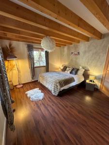 a bedroom with a bed and a wooden ceiling at Chalet Villa Piscine vue panoramique sur Gérardmer et le Hohneck in Le Tholy