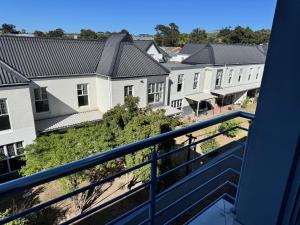 Una vista de una hilera de edificios desde un balcón. en Beautifully furnished loft apartment in central Durbanville, en Durbanville