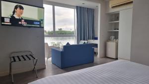 TV a/nebo společenská místnost v ubytování Phuket Boat Quay Hotel Panwa Beach