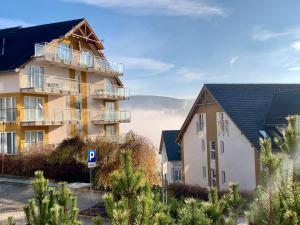 ein Apartmenthaus mit einem Parkschild davor in der Unterkunft Apartament Czarna Góra Resort - Livigno in Heudorf + 16 Fotos