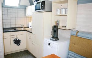eine kleine Küche mit einer Kaffeemaschine auf dem Kühlschrank in der Unterkunft Ferienhaus 120 In Kirchheim in Kirchheim