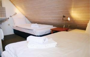 zwei Betten in einem Hotelzimmer mit weißen Laken in der Unterkunft Ferienhaus 120 In Kirchheim in Kirchheim + 10 Fotos