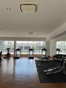Fitness centrum a/nebo fitness zařízení v ubytování Near MMHE - Fully aircond - Seaview at Meridin Bayvue