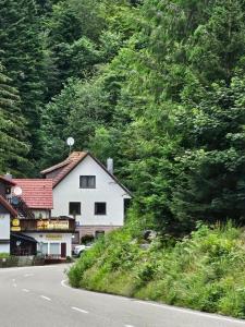 a small white building on the side of a road at Ferienhaus Auszeit in Seebach
