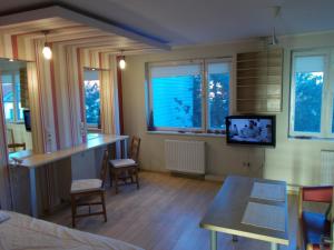 Televízia a/alebo spoločenská miestnosť v ubytovaní Wood Creek Apartments