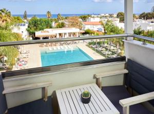 Bazén v ubytování Sentido Kyknos Beach Adults Only nebo v jeho okolí