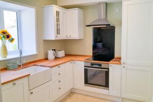Köök või kööginurk majutusasutuses Cosy coastal retreat lovingly refurbished