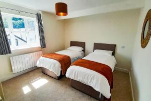 Voodi või voodid majutusasutuse Cosy coastal retreat lovingly refurbished toas