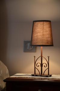 a lamp sitting on top of a bed at Maison hôtes Pacelian in Saint-Grégoire