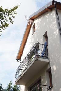 un balcón en el costado de un edificio en Ostoja Pod Szrenicą, en Szklarska Poręba 83 fotos más