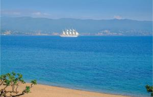 duży statek na oceanie z plażą w obiekcie Gorgeous Apartment In Ajaccio w Ajaccio
