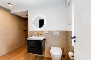 a bathroom with a sink and a toilet at Ferienwohnung beim Kistlar - mit Biowaren in Marktoberdorf