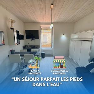 un soggiorno con un divano e un tavolo di Studio Océan Bleu a Les Sables-dʼOlonne