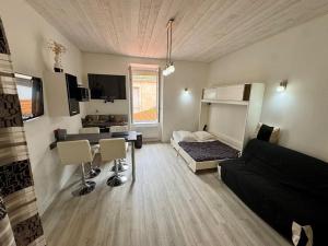 un piccolo soggiorno con letto e scrivania di Studio Océan Bleu a Les Sables-dʼOlonne