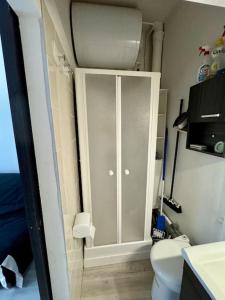 bagno con servizi igienici e armadietto bianco. di Studio Océan Bleu a Les Sables-dʼOlonne