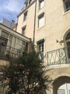 un edificio con un albero di fronte di Studio Océan Bleu a Les Sables-dʼOlonne