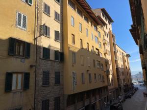 eine Gruppe von Gebäuden an einer Straße in einer Stadt in der Unterkunft Bardi-Ponte Vecchio in Florenz