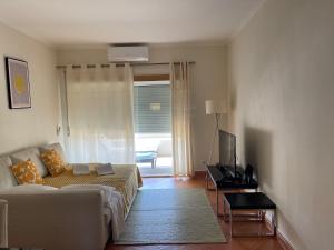 a living room with a couch and a table at Condominio do Mar in Lagos