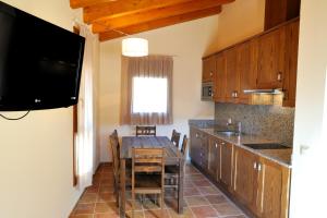 Kuchyň nebo kuchyňský kout v ubytování Apartaments Cal Climent