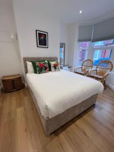 Postel nebo postele na pokoji v ubytování 2025 Award Winner Liverpool Cherry House - 4 Bedrooms + 102 fotografií