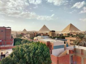 开罗Hamza pyramids View的从凯罗市欣赏到金字塔的景色