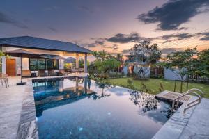 a swimming pool in the middle of a house at The garden pool villa resort in Ban Muang Wa