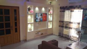 a living room with a tv and a window at Oasis appartements in Keur Massar