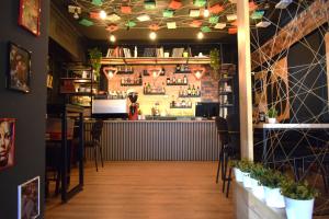 un bar con sillas y una barra en una habitación en Old Town Square Apartment, en Skopje