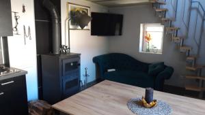 a living room with a table and a couch at Gesinde Loft in Schönwalde