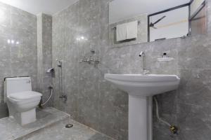 Un baño con lavabo blanco y inodoro. en Emperor Palace A Heritage villa, en Udaipur 22 fotos más