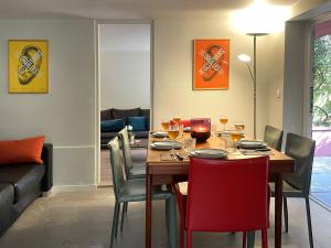 ein Esszimmer mit einem Tisch mit Weingläsern in der Unterkunft Kiki House-belle aire près de Paris in Antony