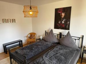 a bedroom with two beds and a painting on the wall at Schwarzwald Style DreiWelten Card inkl freier Eintritt Solemar Ruhige Fewo mit 85 qm zentral Parkanlage Stellplatz in Bad Dürrheim +32 photos