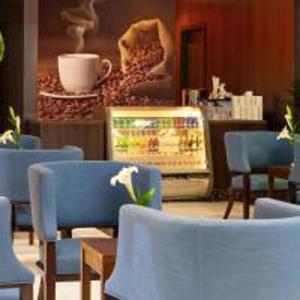 Příslušenství pro přípravu čaje a kávy v ubytování Sunrise Ajyad Hotel