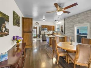una cucina e una sala da pranzo con ventilatore a soffitto di Reminiscent Downtown Cottage cottage a Grand Junction