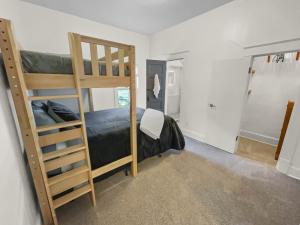 una camera con due letti a castello e una scala di Reminiscent Downtown Cottage cottage a Grand Junction