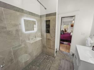 un bagno con doccia, lavandino e specchio di Reminiscent Downtown Cottage cottage a Grand Junction Altre 29 foto