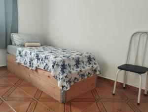Ένα ή περισσότερα κρεβάτια σε δωμάτιο στο 2 Camas de Solteiro SOBRADO