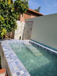 a swimming pool in a house with a tile floor at Loto Charming Art Residence VIII in Tigre