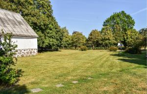 DalbyにあるBeautiful Home In Dalby With 2 Bedrooms And Wifiの建物の隣の大草原