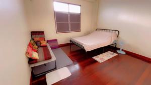 une petite pièce avec un lit et un canapé dans l'établissement Grace House Prachuap, à Ko Rom 46 autres photos