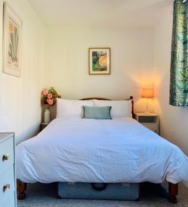 Voodi või voodid majutusasutuse Cosy double room near Wells, Frome, Bath toas