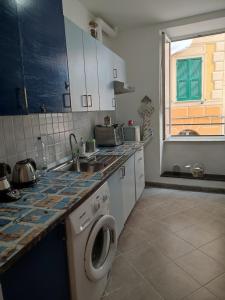 卡莫利Affittacamere Ancora的带水槽和洗衣机的厨房
